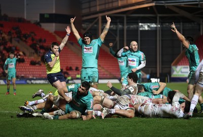 100126 - Scarlets v Section Paloise - Investec Champions Cup - Remi Seneca of Pau celebrates with team mates as he scores a try