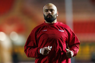 100126 - Scarlets v Section Paloise - Investec Champions Cup - Josh Macleod of Scarlets during the warm up