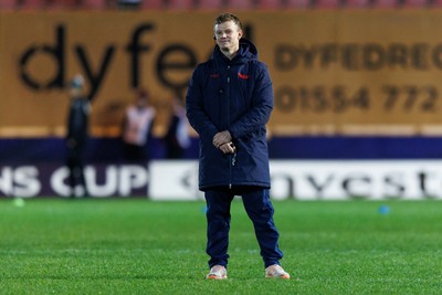 100126 - Scarlets v Section Paloise - Investec Champions Cup - Scarlets head coach Dwayne Peel during the warm up