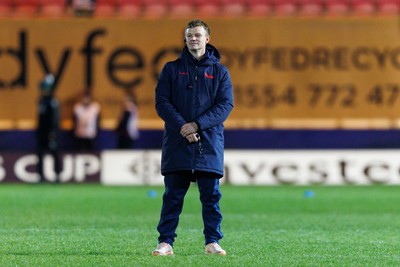 100126 - Scarlets v Section Paloise - Investec Champions Cup - Scarlets head coach Dwayne Peel during the warm up