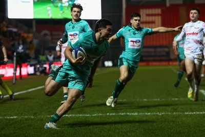 100126 - Scarlets v Section Paloise - Investec Champions Cup - Toshi Butlin of Pau goes over for his first try