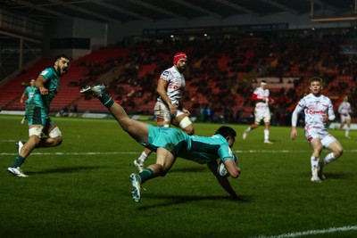 100126 - Scarlets v Section Paloise - Investec Champions Cup - Toshi Butlin of Pau goes over for his first try
