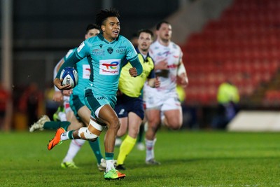 100126 - Scarlets v Section Paloise - Investec Champions Cup - Theo Attissogbe of Pau makes a break