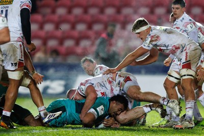 100126 - Scarlets v Section Paloise - Investec Champions Cup - Carwyn Tuipulotu of Pau goes over for a try