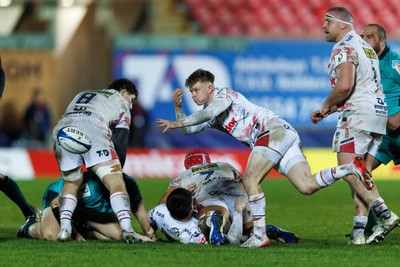 100126 - Scarlets v Section Paloise - Investec Champions Cup - Archie Hughes of Scarlets passes the ball