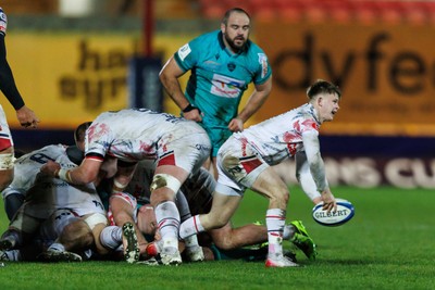 100126 - Scarlets v Section Paloise - Investec Champions Cup - Archie Hughes of Scarlets passes the ball