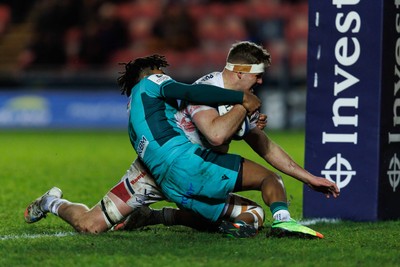 100126 - Scarlets v Section Paloise - Investec Champions Cup - Taine Plumtree of Scarlets is tackled by Theo Attissogbe of Pau on the way to scoring a try