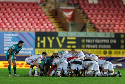 100126 - Scarlets v Section Paloise - Investec Champions Cup - Archie Hughes of Scarlets feeds a scrum