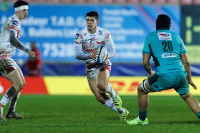 100126 - Scarlets v Section Paloise - Investec Champions Cup - Joe Hawkins of Scarlets looks for a gap