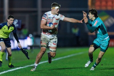 100126 - Scarlets v Section Paloise - Investec Champions Cup - Taine Plumtree of Scarlets hands off Gregoire Arfeuil of Pau