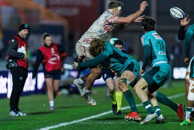 100126 - Scarlets v Section Paloise - Investec Champions Cup - Taine Plumtree of Scarlets passes the ball