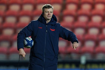 100126 - Scarlets v Section Paloise - Investec Champions Cup - Scarlets head coach Dwayne Peel during the warm up