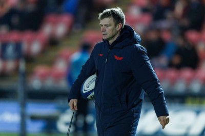 100126 - Scarlets v Section Paloise - Investec Champions Cup - Scarlets head coach Dwayne Peel during the warm up