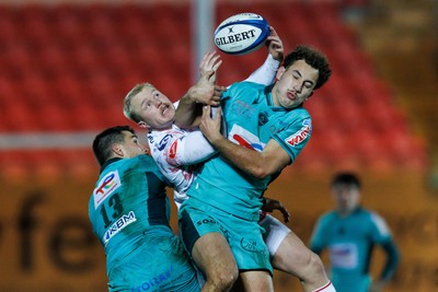 100126 - Scarlets v Section Paloise - Investec Champions Cup - Blair Murray of Scarlets compete for the ball with Nathan Decron and Gregoire Arfeuil of Pau