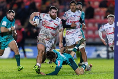 100126 - Scarlets v Section Paloise - Investec Champions Cup - Kemsley Mathias of Scarlets on the charge