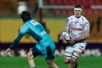100126 - Scarlets v Section Paloise - Investec Champions Cup - Taine Plumtree of Scarlets takes on Gregoire Arfeuil of Pau