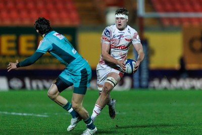 100126 - Scarlets v Section Paloise - Investec Champions Cup - Taine Plumtree of Scarlets takes on Gregoire Arfeuil of Pau