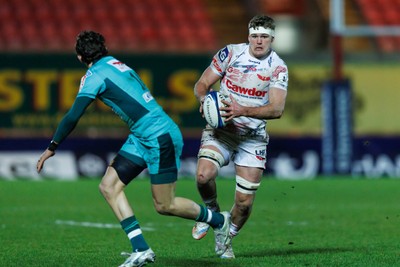 100126 - Scarlets v Section Paloise - Investec Champions Cup - Taine Plumtree of Scarlets takes on Gregoire Arfeuil of Pau