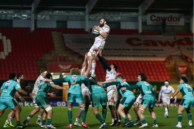 100126 - Scarlets v Section Paloise - Investec Champions Cup - Jake Ball of Scarlets wins a lineout