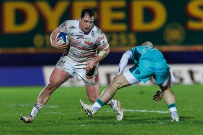 100126 - Scarlets v Section Paloise - Investec Champions Cup - Ryan Elias of Scarlets takes on Dan Robson of Pau