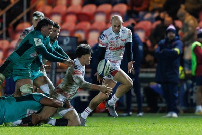 100126 - Scarlets v Section Paloise - Investec Champions Cup - Eddie James of Scarlets slips the ball to Ioan Nicholas of Scarlets