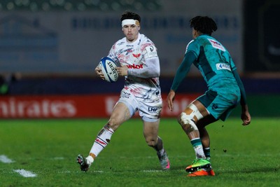100126 - Scarlets v Section Paloise - Investec Champions Cup - Tom Rogers of Scarlets takes on Theo Attissogbe of Pau