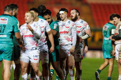 100126 - Scarlets v Section Paloise - Investec Champions Cup - Players shake hands at the end of the match
