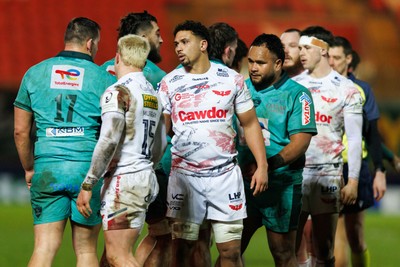 100126 - Scarlets v Section Paloise - Investec Champions Cup - Players shake hands at the end of the match