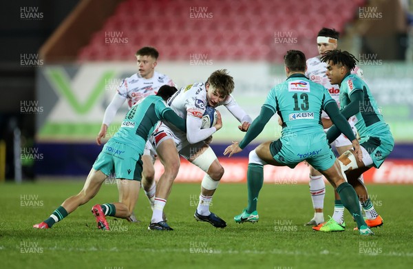 100126 - Scarlets v Section Paloise - Investec Champions Cup - Ellis Mee of Scarlets is tackled by Axel Desperes of Pau 