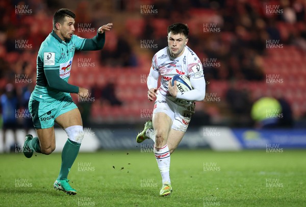 100126 - Scarlets v Section Paloise - Investec Champions Cup - Joe Roberts of Scarlets is tackled by Nathan Decron of Pau 