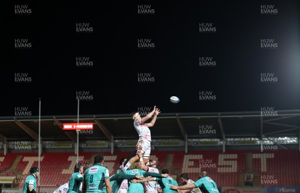 100126 - Scarlets v Section Paloise - Investec Champions Cup - Taine Plumtree of Scarlets wins the line out