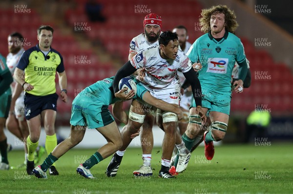 100126 - Scarlets v Section Paloise - Investec Champions Cup - Sam Lousi of Scarlets is tackled by Quentin Valentino of Pau 