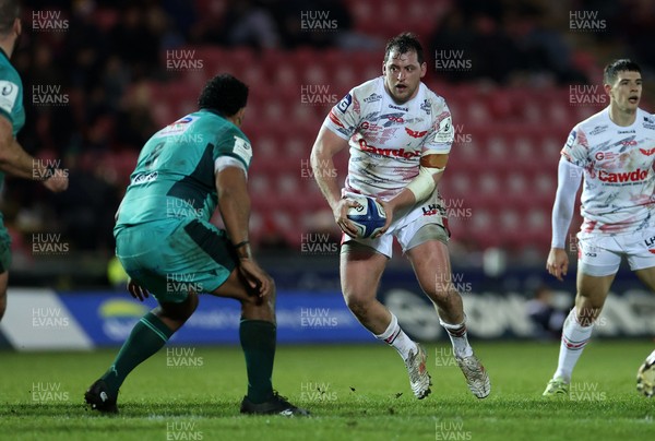 100126 - Scarlets v Section Paloise - Investec Champions Cup - Ryan Elias of Scarlets is challenged by Carwyn Tuipulotu of Pau 