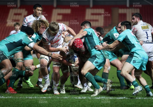 100126 - Scarlets v Section Paloise - Investec Champions Cup - Josh Macleod of Scarlets goes over the line to score a try