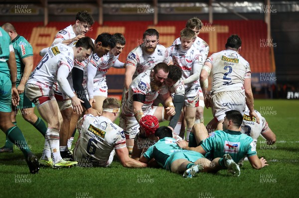 100126 - Scarlets v Section Paloise - Investec Champions Cup - Josh Macleod of Scarlets goes over the line to score a try