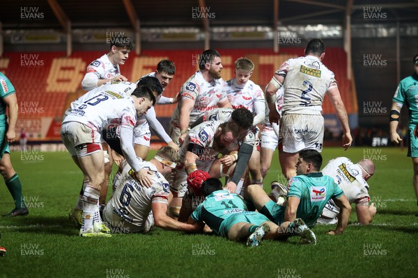 100126 - Scarlets v Section Paloise - Investec Champions Cup - Josh Macleod of Scarlets goes over the line to score a try