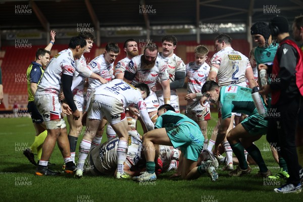 100126 - Scarlets v Section Paloise - Investec Champions Cup - Josh Macleod of Scarlets goes over the line to score a try