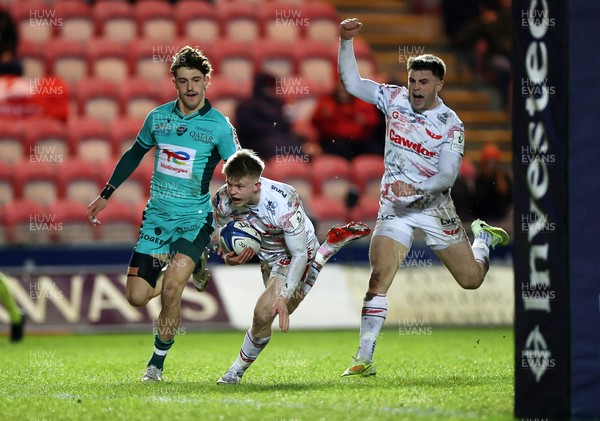 100126 - Scarlets v Section Paloise - Investec Champions Cup - Archie Hughes of Scarlets dives over the line to score a try