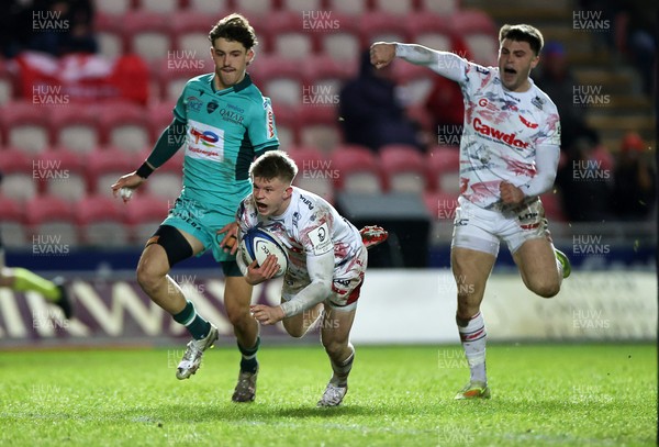 100126 - Scarlets v Section Paloise - Investec Champions Cup - Archie Hughes of Scarlets dives over the line to score a try