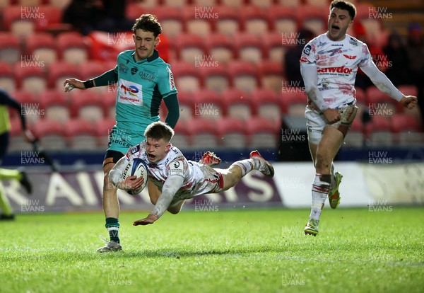 100126 - Scarlets v Section Paloise - Investec Champions Cup - Archie Hughes of Scarlets dives over the line to score a try