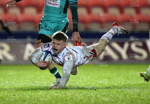 100126 - Scarlets v Section Paloise - Investec Champions Cup - Archie Hughes of Scarlets dives over the line to score a try