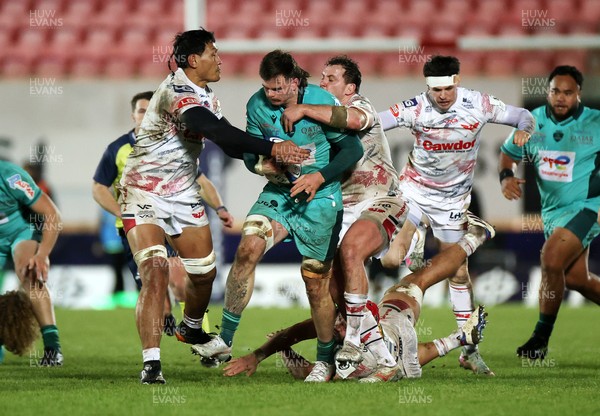 100126 - Scarlets v Section Paloise - Investec Champions Cup - Reece Hewat of Pau is tackled by Sam Lousi and Ryan Elias of Scarlets 