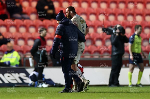 100126 - Scarlets v Section Paloise - Investec Champions Cup - Jake Ball of Scarlets leaves the field injured