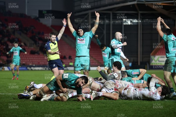100126 - Scarlets v Section Paloise - Investec Champions Cup - Remi Seneca of Pau celebrates with team mates as he scores a try