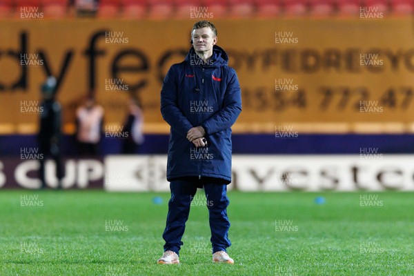 100126 - Scarlets v Section Paloise - Investec Champions Cup - Scarlets head coach Dwayne Peel during the warm up