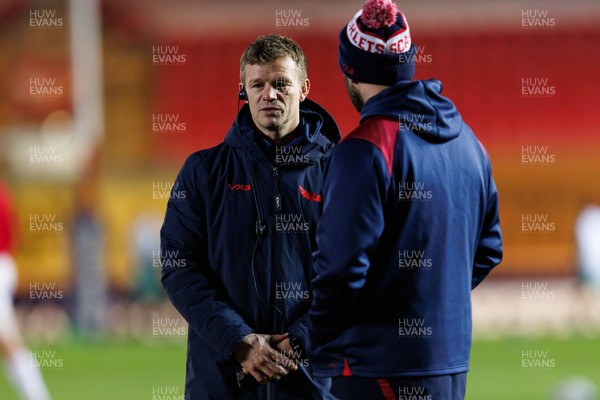 100126 - Scarlets v Section Paloise - Investec Champions Cup - Scarlets head coach Dwayne Peel during the warm up