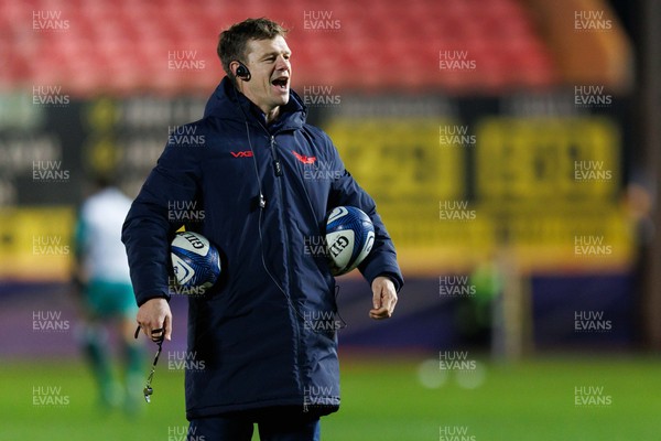 100126 - Scarlets v Section Paloise - Investec Champions Cup - Scarlets head coach Dwayne Peel during the warm up