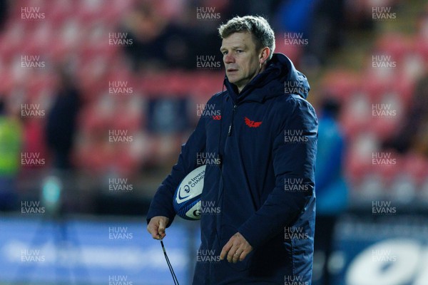 100126 - Scarlets v Section Paloise - Investec Champions Cup - Scarlets head coach Dwayne Peel during the warm up