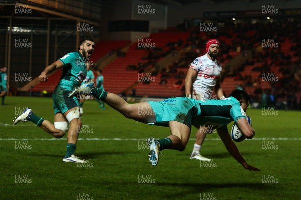 100126 - Scarlets v Section Paloise - Investec Champions Cup - Toshi Butlin of Pau goes over for his first try