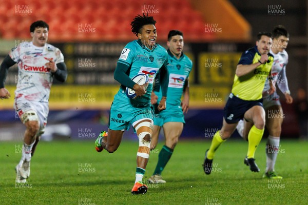 100126 - Scarlets v Section Paloise - Investec Champions Cup - Theo Attissogbe of Pau makes a break